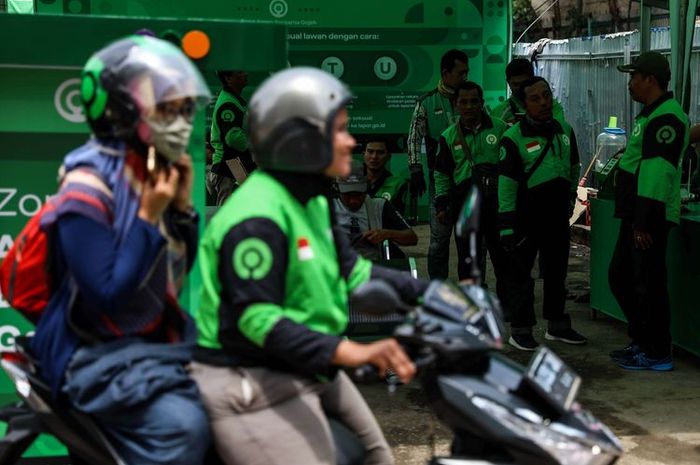 Pengemudi ojek online menunggu penumpang di Kawasan Stasiun Sudirman, Jakarta Pusat, Rabu (11/3/2020).