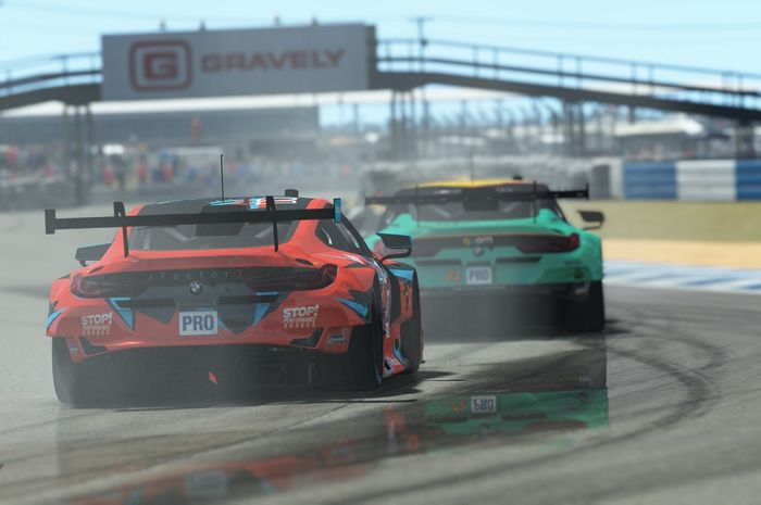 Meskipun sama-sama balap mobil virtual, ternyata balapan di simulator racing atau sim racing dengan balapan di video game biasa itu berbeda loh.