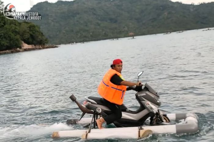 Pak Jenggot melakukan test ride Yamaha NMAX jetski di danau