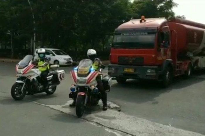 Ilustrasi pengawalan truk tangki BBM oleh polisi