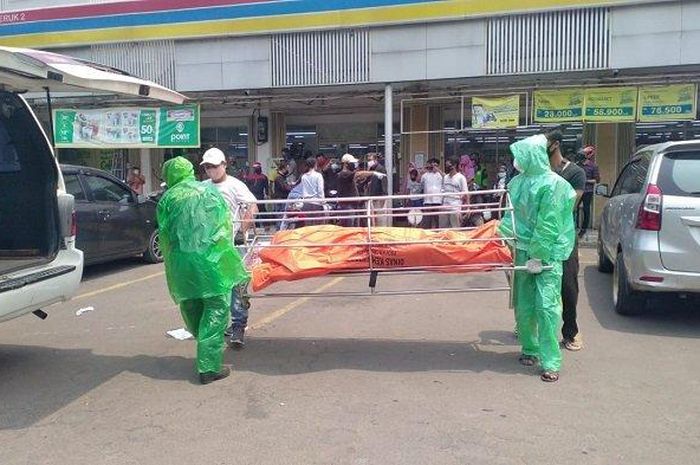 Petugas palang hitam DKI mengevakuasi mayat dalam mobil di Kebon Jeruk, Jakarta Barat, Jumat (10/4/2020). 