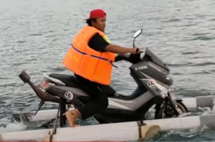 Pak Jenggot melakukan test ride Yamaha NMAX jetski di danau