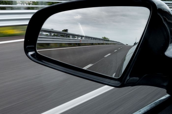 Ilustrasi kaca spion samping mobil
