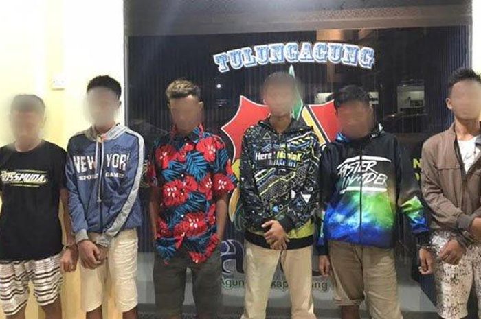Enam pemuda Kediri pelaku balap liar yang ditangkap di Tulungagung pada Sabtu (11/4/2020) dini hari.