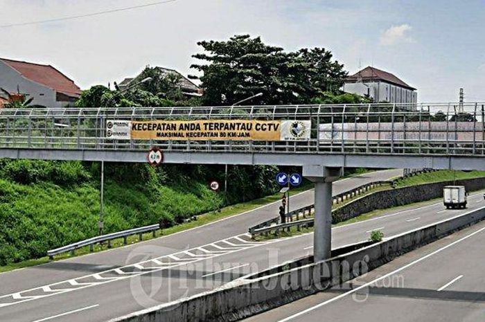 Arus kendaraan lengang di ruas jalan tol Semarang, Senin (30/3/2020). 