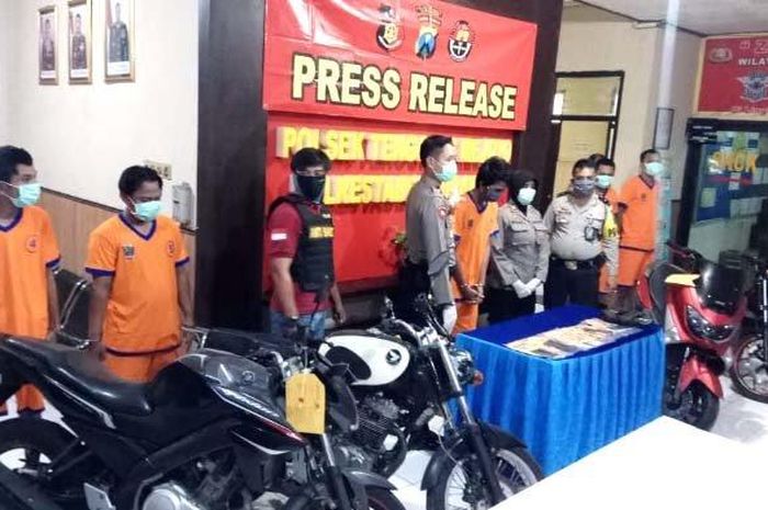 Satu eksekutor dan empat Penadah motor curian di Mapolsek Tenggilis Mejoyo Surabaya.