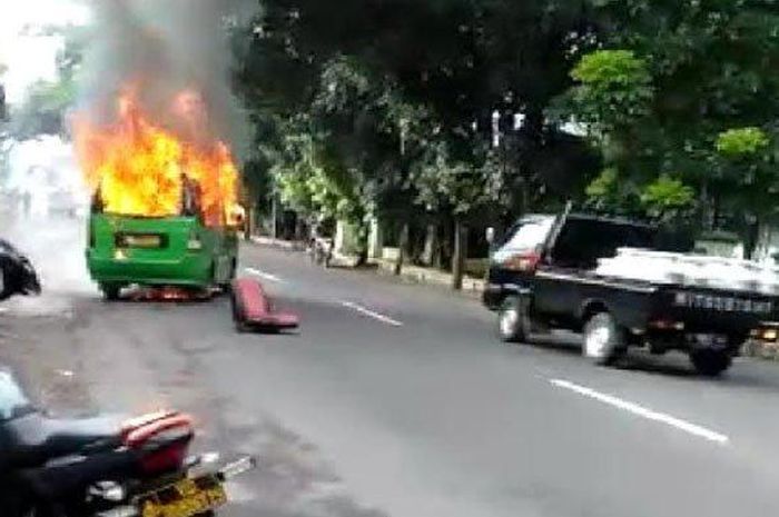 Angkutan kota jurusan Ciomas-Merdeka, Kota Bogor terbakar, Sabtu (11/4/2020) di Jalan Raya Gunung Batu, Bogor Barat, Kota Bogor. 