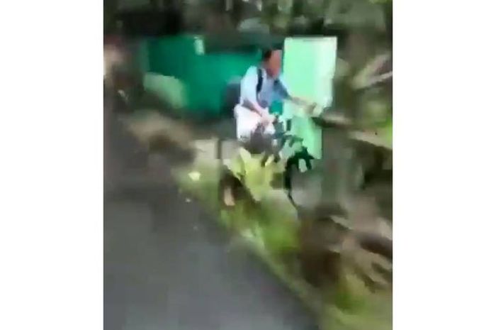 Tangkapan layar pemotor yang dorong anak SMP saat menaiki sepeda hingga masuk selokan di Koja, Jakarta Utara.