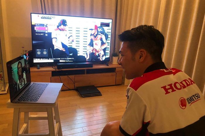 Takaaki Nakagami saat melakukan video call dengan Putut Maulana dalam persiapan balap virtual MotoGP yang kedua (12/4)