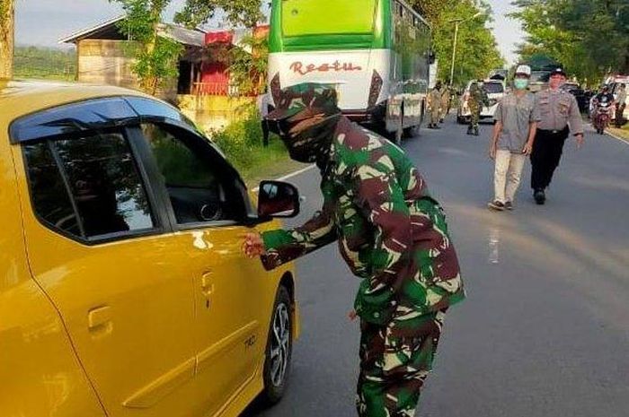 Pemeriksaan kesehatan pengendara di pos Siaga Covid-19 di Kecamatan Sumberbaru, Jumat (10/4/2020) .