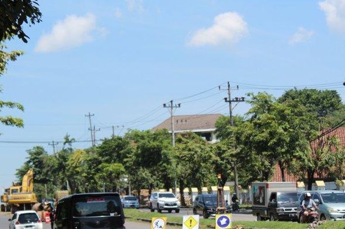 Proyek penyesuaian level di simpang Hanoman Kota Semarang sudah mulai dikerjakan, Jumat (10/4/2020).
