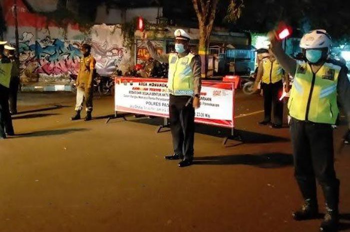 Personel Satlantas Polres Pamekasan saat mulai berjaga di area pertigaan Jalan Balaikambang Pamekasan, Jumat (10/4/2020).