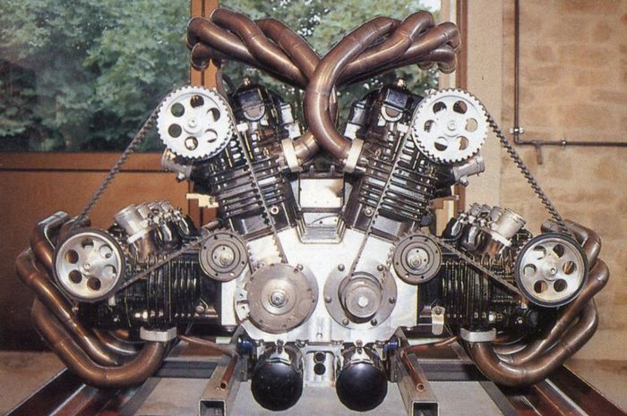 Mesin W16 Jimenez Novia yang merupakan empat mesin Yamaha FZR1000, punya 80 klep dan masih berpendingin udara