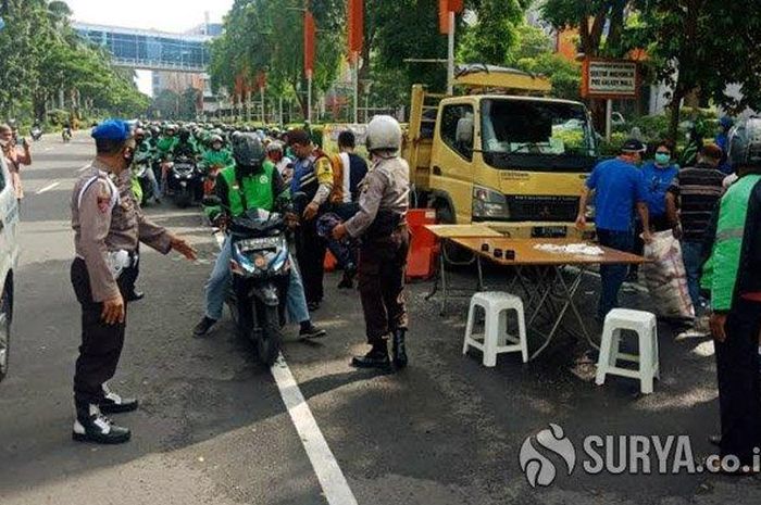 Pembagian paket sembako oleh sebuah komunitas kepada driver ojol yang semula tertib namun berakhir ricuh 