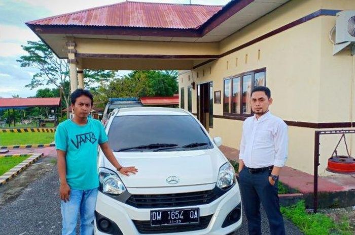 Daihatsu Ayla yang menjadi barang bukti pencurian oleh rekan sendiri di kabupaten Wajo, Sulsel