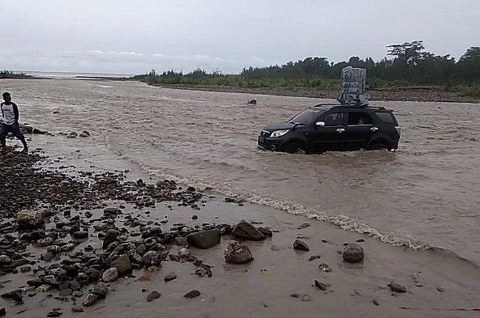 Angkutan lintas Ambon-Pulau Seram yang harus melewati sungai beraliran deras dan tanah lembek