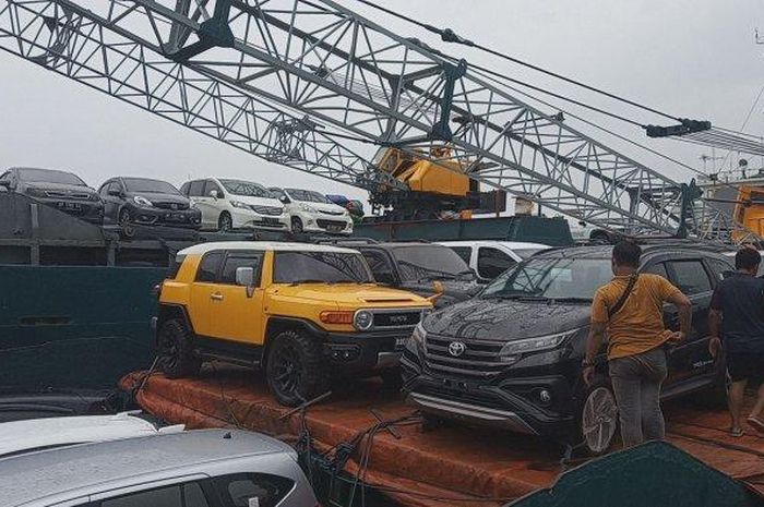 Toyota FJ Cruiser dan Land Cruiser VX80 selundupan yang hendak masuk Jakarta