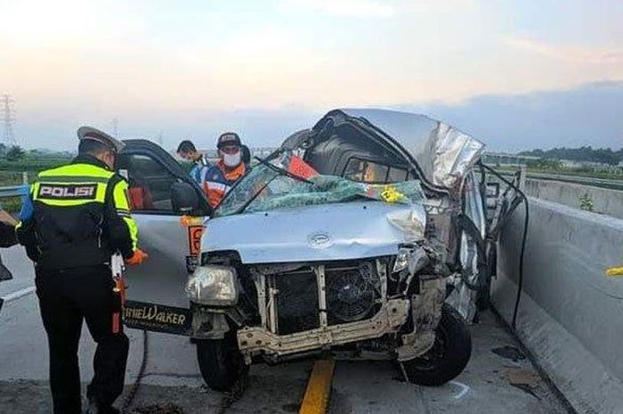 Kondisi mobil pikap sebelum dievakuasi petugas saat terjadi kecalakaan di Tol madiun-Nganjuk 