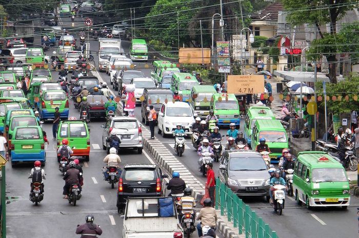 Mobil angkutan kota berhenti menunggu penumpang di depan Stasiun Bogor, di Jalan Kapten Muslihat, Kota Bogor, Selasa (17/2/2015). 