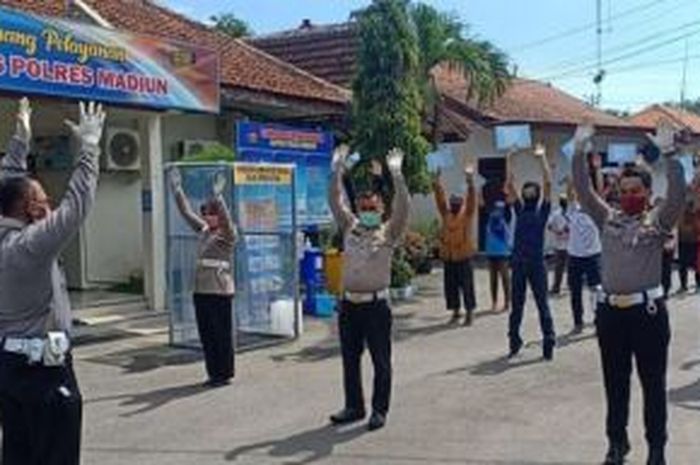 Pemohon SIM di Madiun.