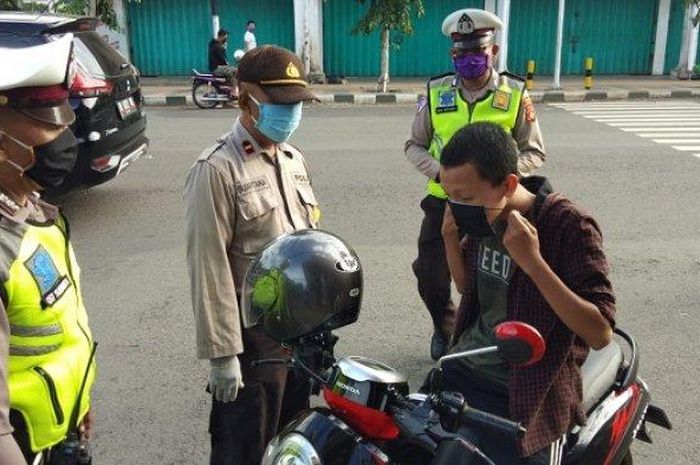 Pembagian Masker oleh Anggota Polres Jembrana dan anggota IDI Jembrana. 