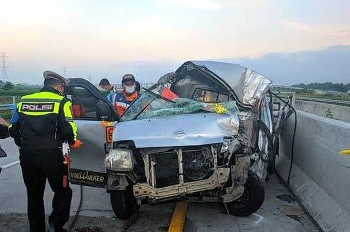 Daihatsu Gran Max pikap hancur hingga terkelupas di tol Madiun-Nganjuk KM 639.300/B akibat terjang bak truk gandeng