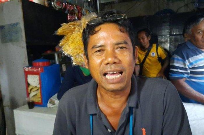 Effendi (55), sopir angkot jurusan Serpong-Kalideres mengeluhkan sepinya penumpang.