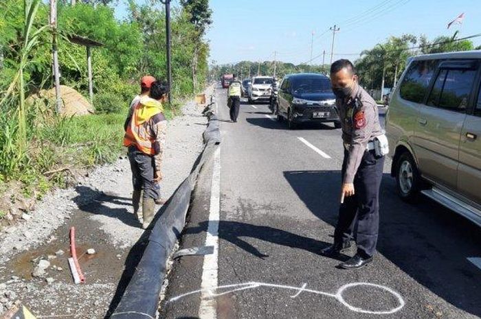 Kecelakaan maut terjadi di ruas jalan Wates - Jogja Km 24, tepatnya di Pedukuhan Karangasem, Kalurahan Kedungsari, Kapanewon Pengasih, Kabupaten Kulon Progo, Selasa (14/4/2020) pagi.  