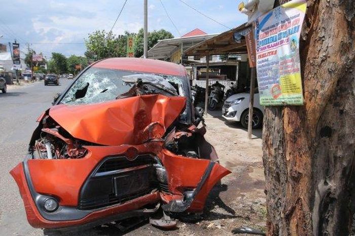 Toyota Sienta hancur tabrak pohon di Jl Ratu Dibalau, Tanjung Senang, Bandar Lampung