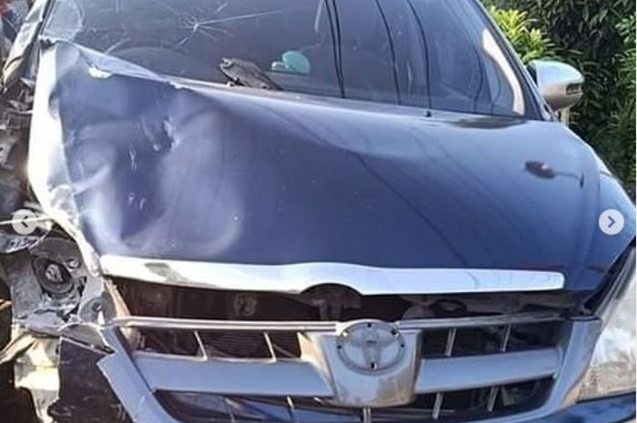 Toyota Kijang Innova yang ditabrak Honda Supra X 125 di Demak kota, Jawa Tengah