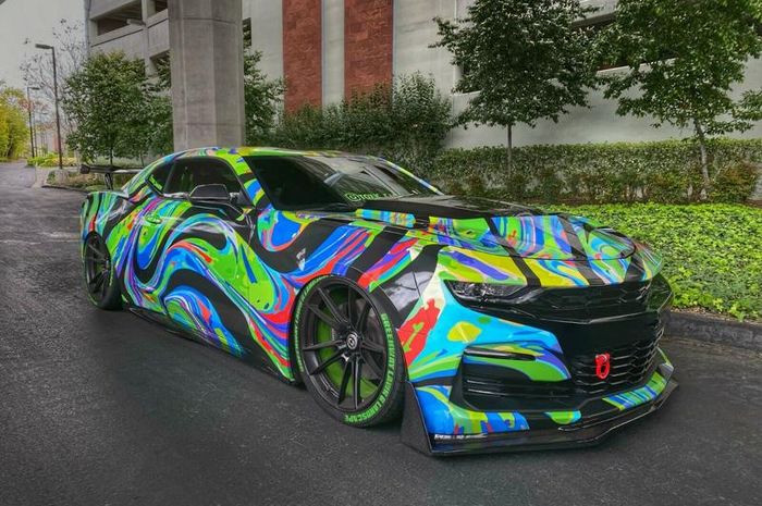 Modifikasi Chevrolet Camaro wrapping bermotif Psychedelic