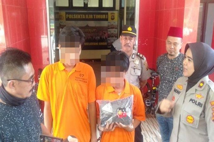 Kedua pejambret saat diinterogasi Kapolsek IT I Palembang (kanan), Kompol Deni Triyana. 