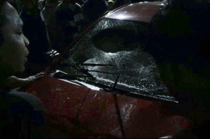 Toyota Agya diremuk warga karena seret Honda BeAT di Semarang