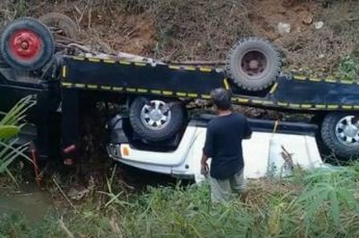 Truk towing pengangkut mobil mewah Hummer masuk jurang di Jalan Lintas Timur Pelalawan, Riau