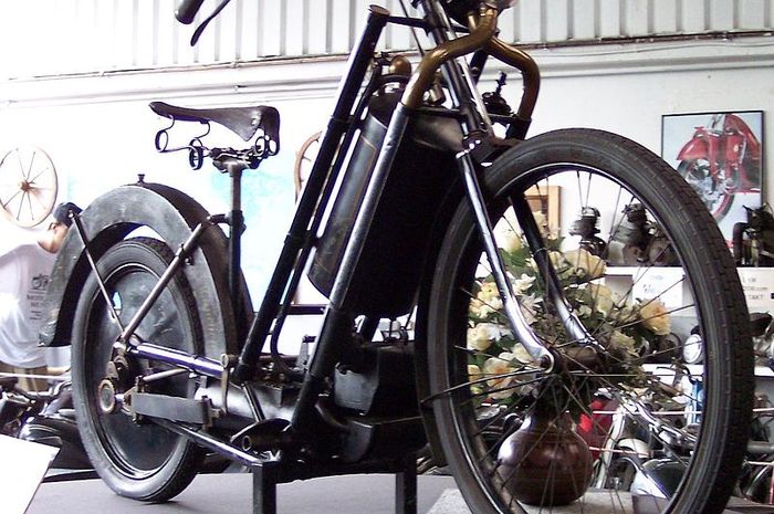 Salah satu Hildebrand und Wolfmuller yang dipajang di museum (bukan yang di Indonesia)