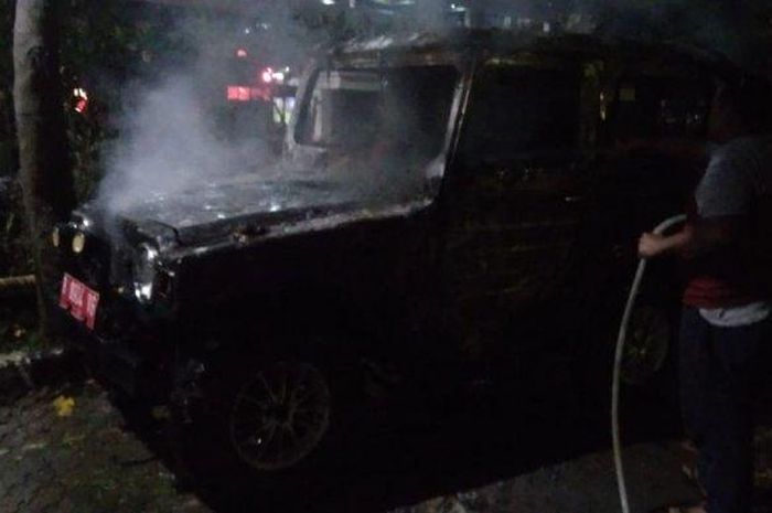 Daihatsu Taft F50 pelat merah terbakar di kelurahan Rawa Bunga, Jatinegara, Jakarta Timur hingga satu orang tewas terpanggang