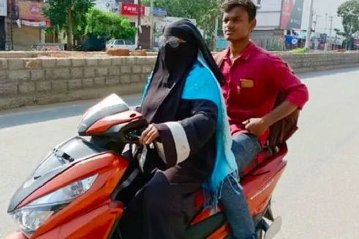 Razia (48) seorang ibu yang nekat naik motor ribuan kilometer untuk menjemput anaknya