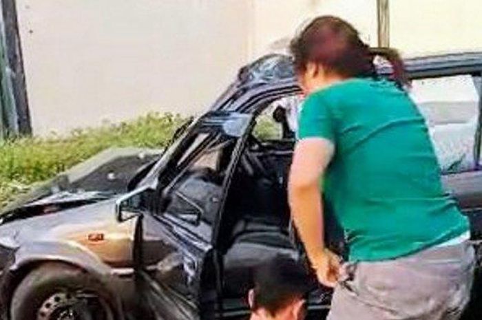 Toyota Starlet yang dipakai belajar mengemudi membawa petaka, terjang motor dan sepeda hingga patah tulang