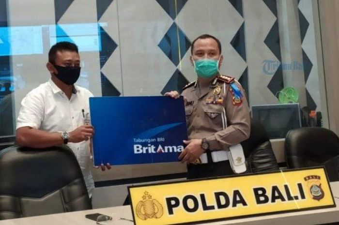 Proses launching penyerahan dana secara simbolis dari Bank BRI ke Ditlantas Polda Bali dalam rangka menjalankan program keselamatan Polri di Mapolda Bali, Rabu (15/4/2020).