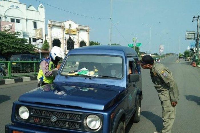 Petugas gabungan melakukan pengecekan terhadap kendaraan persiapan pemberlakuan PSBB kota Depok, (14/4/20)