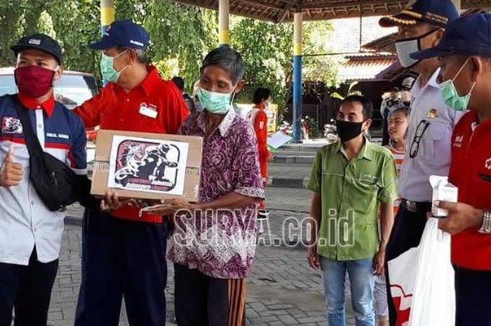Komunitas Super Moto Indonesia (SMI) Bojonegoro Chapter membagikan sembako dan juga masker kepada puluhan pedagang asongan di terminal Rajekwesi Bojonegoro, Rabu (15/4/2020).