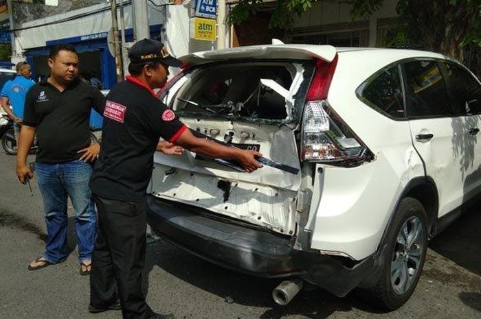Honda CR-V ringsek kena sambar truk saat parkir di minimarket Jalan Raya Undaan Kulon, Genteng, Surabaya, Jawa Timur