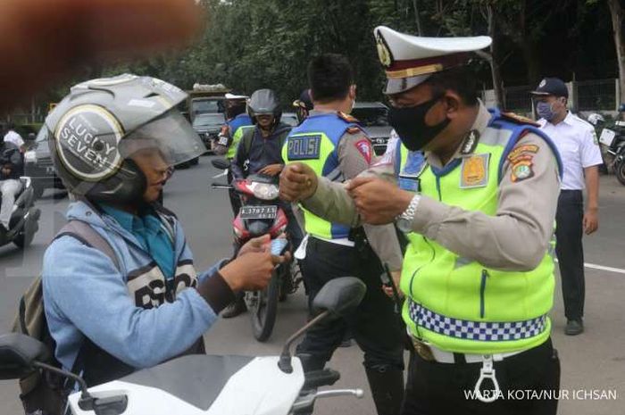 Ilustrasi penerapan PSBB - Petugas melakukan sosialisasi penerapan PSBB di Kota Tangerang