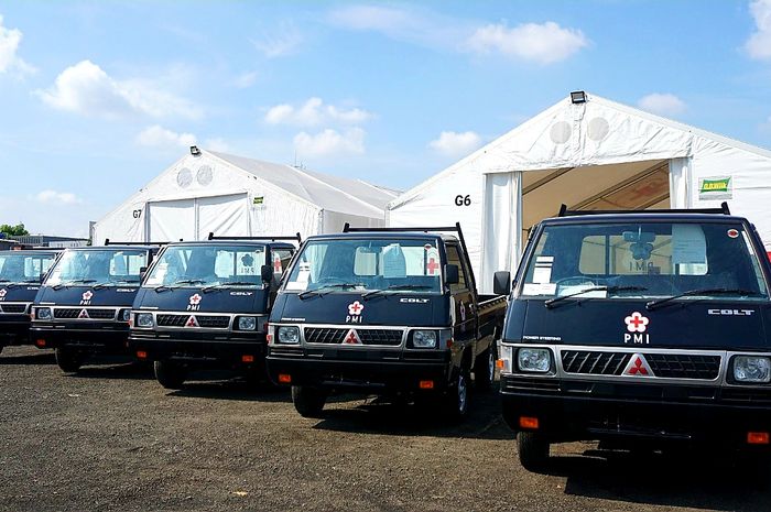 5 unit L300 yang didonasikan Mitsubishi kepada PMI