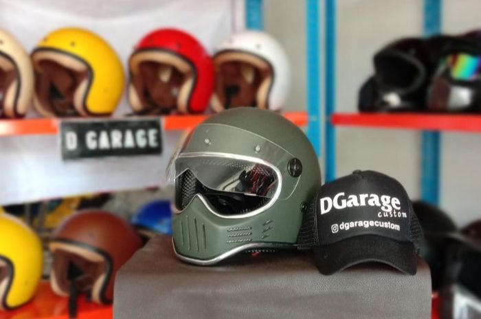 Pilihan helm retro di bengkel D Garage Custom, Bekasi