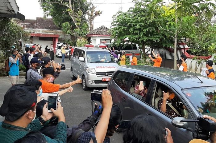 Para warga saat menyambut kedatangan para tenaga medis di tempat singgah sementara di Pusdiklat Kemendagri di Baciro, Kota Yogyakarta, Kamis (16/4/2020)