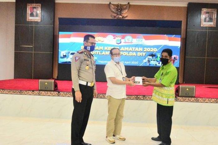 Dirlantas Polda DIY bekerjasama dengan BRI Kanwil Yogyakarta menyelenggarakan Program Keselamatan 2020, Rabu (15/4/2020)