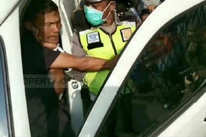 Seorang purnawirawan TNI mengacungkan pisau saat ditegur petugas karena tak memakai masker, Rabu (15/4/2020) di Kebayoran Baru, Jakarta Selatan.