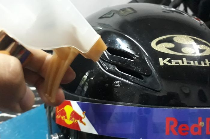 Semprot disinfektan ke area ventilasi helm
