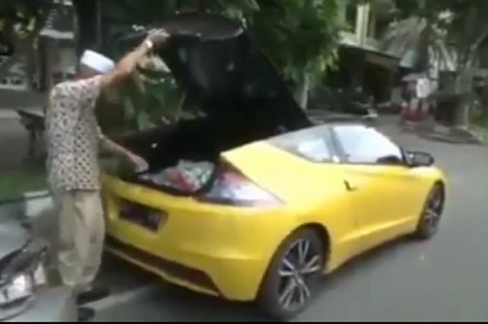 Habib Hasan Mulachela, pengusaha asal Kota Solo yang viral karena bagi-bagi sembako naik mobil mahal.